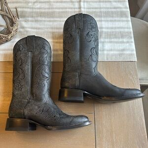 Woman’s Shyanne black cowboy boots; square toe.